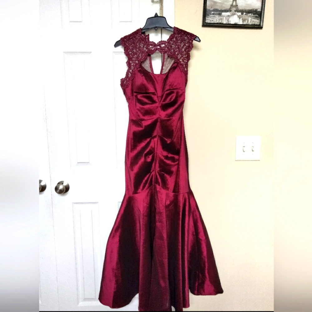 XSCape evening gown size 8P.Pit to pit19"
